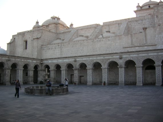 Arequipa, patio behind the church La Compañia 