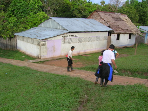 high life in the jungle: piano disco bar!