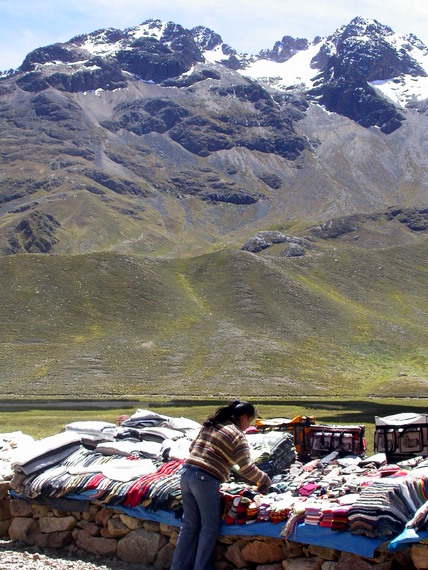 pass La Raya, 4325 m, souvenir stall