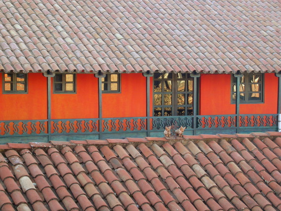 Puno, museum Carlos Dreyer, roof with ceramic bulls as talisman
