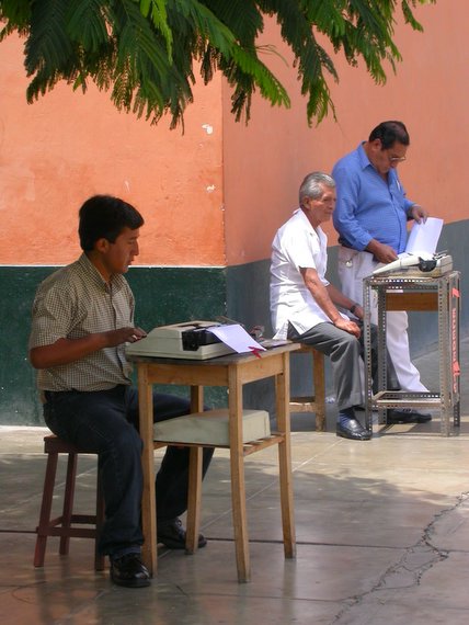 Trujillo, writing bureaus“ in font of the justice palace